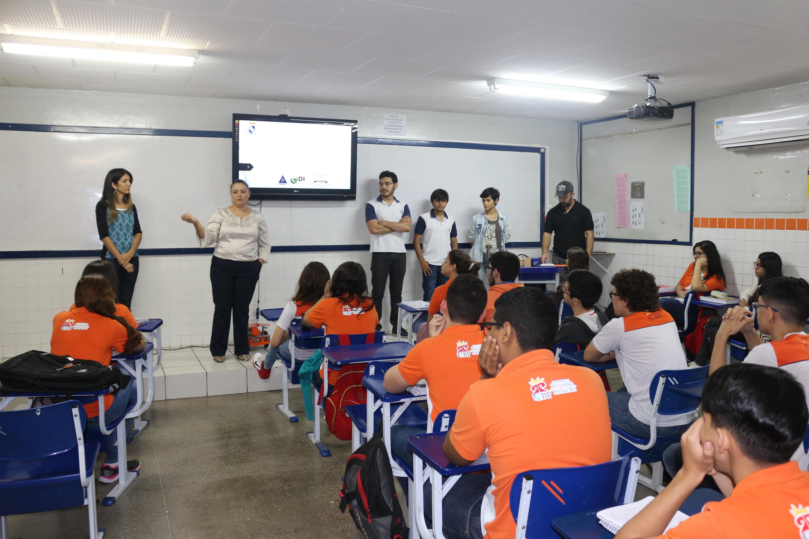 Sala de aula com alunos assistindo a apresentação do projeto Cine Digital